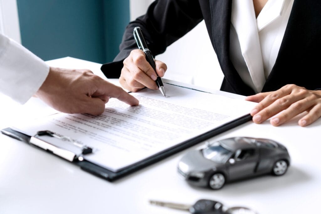 Leasing operational auto, barbat care semneaza un contract - drivesmart.ro