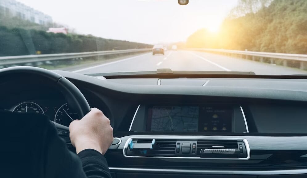 Persoana care conduce pe autostrada